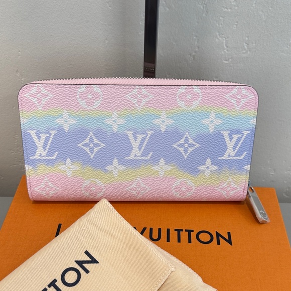 Louis Vuitton Pink Escale patterned zippy full inclusion - Picture 2 of 9